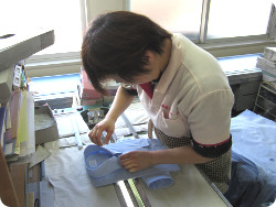 たたみ作業の写真